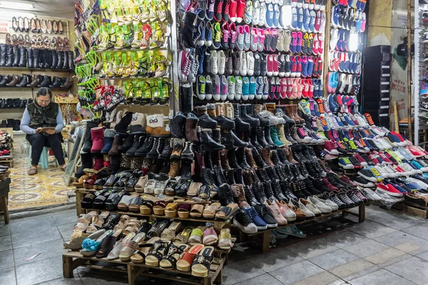 Schoenen verkoper in Vietnam — Stockfoto