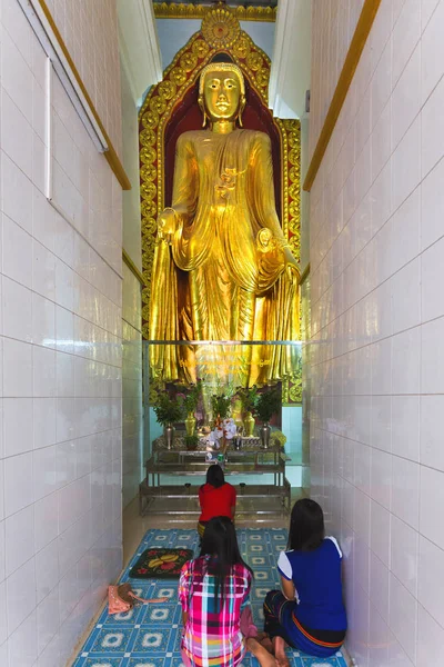 ビルマ人祈り仏 — ストック写真