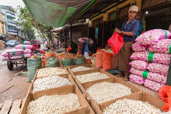 Man seeling garlic in Burmese market — Stock Photo, Image