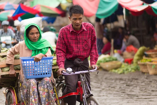Birman satıcıları bisiklet sürme — Stok fotoğraf