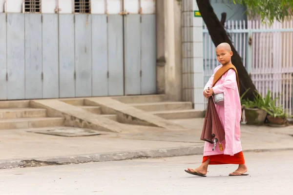 Молодые монахини Бирмы — стоковое фото