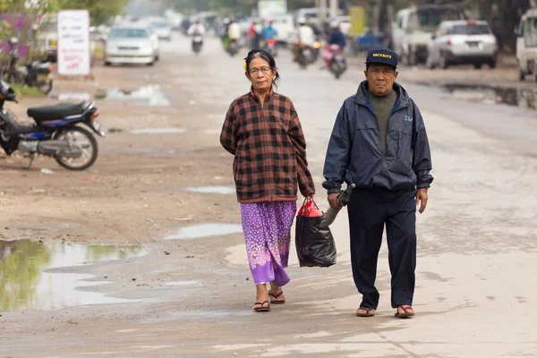 İki yürüyor Birmanya Olgun — Stok fotoğraf