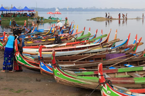 Kolorowe łodzie wiosłowe birmański — Zdjęcie stockowe