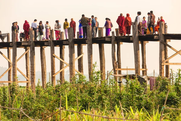 Osób przekraczających most drewniany w Birmie — Zdjęcie stockowe
