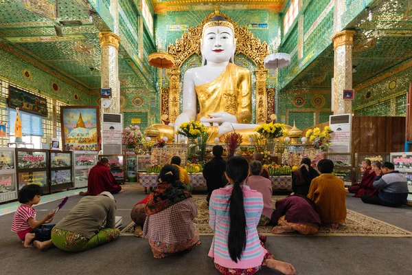 Burmai emberek imádkozó Buddha — Stock Fotó
