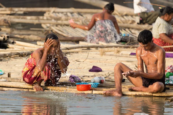 缅甸妇女在贫民窟 — 图库照片