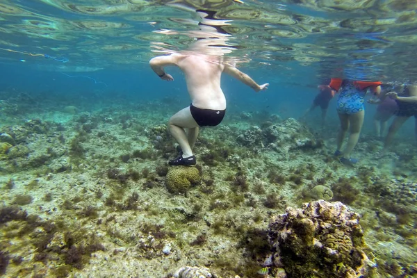 นักท่องเที่ยวเดินบนปะการัง — ภาพถ่ายสต็อก