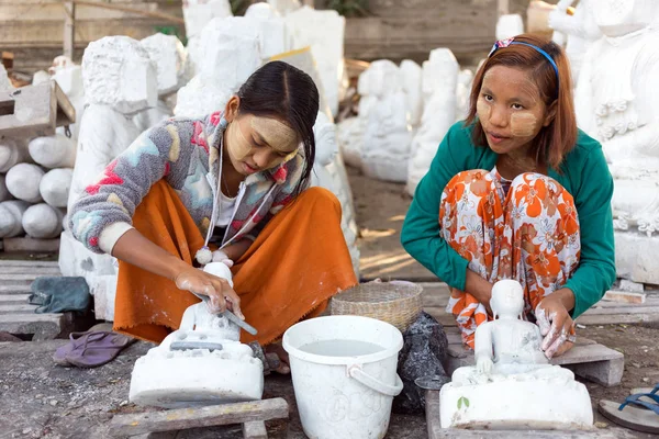 Women carving Buddha statue — Stock Photo, Image