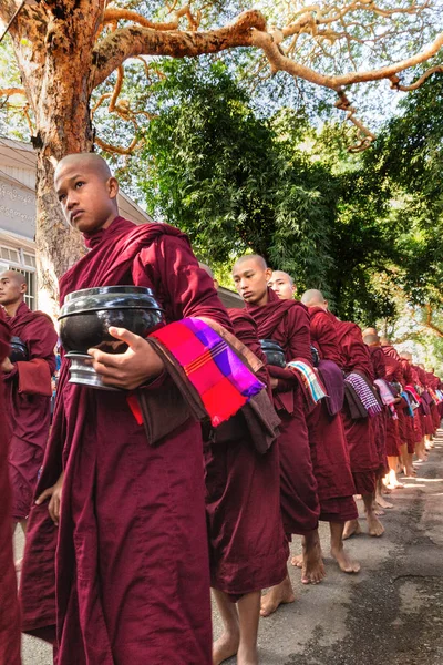 Monaci birmani in coda per il pasto — Foto Stock