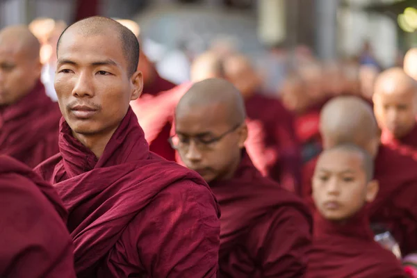 Monges birmaneses em fila para comer — Fotografia de Stock