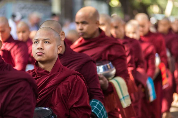 缅甸僧侣排队买饭 — 图库照片