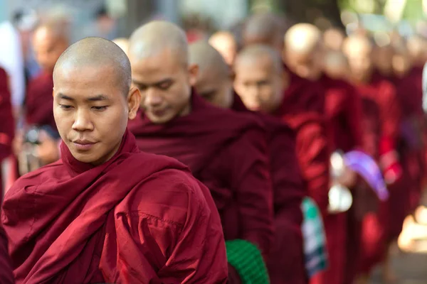 Monges birmaneses em fila para comer — Fotografia de Stock