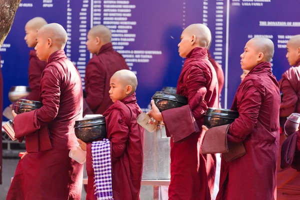 Des moines birmans font la queue pour le repas — Photo