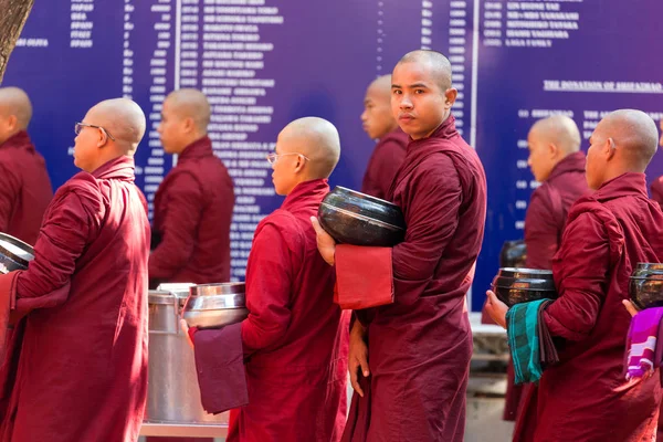 缅甸僧侣排队买饭 — 图库照片