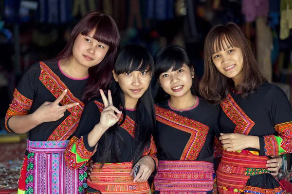 Filles traditionnelles Hmong — Photo