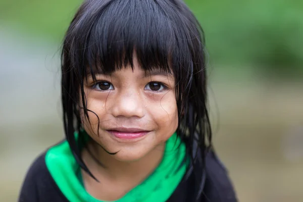 Filippinsk lille pige tæt portræt - Stock-foto