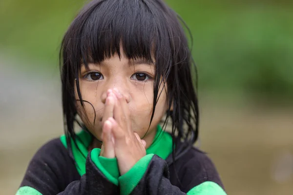 菲律宾祈祷的小女孩 — 图库照片
