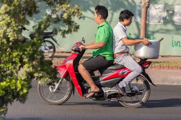 Motosiklet üzerinde nesne taşıma — Stok fotoğraf