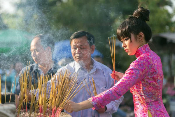 アジアの女性の寺院で祈る — ストック写真