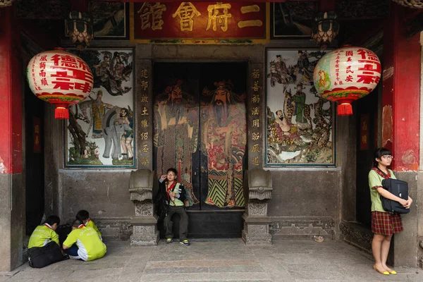 Kids at chinese temple — Stock Photo, Image