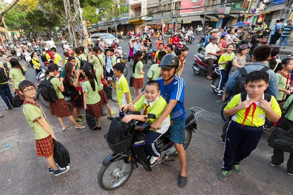 stock image Vietnamese kids leaving class