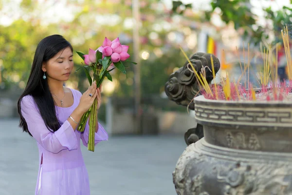 Vietnamses woman praying in temple — Stock Photo, Image
