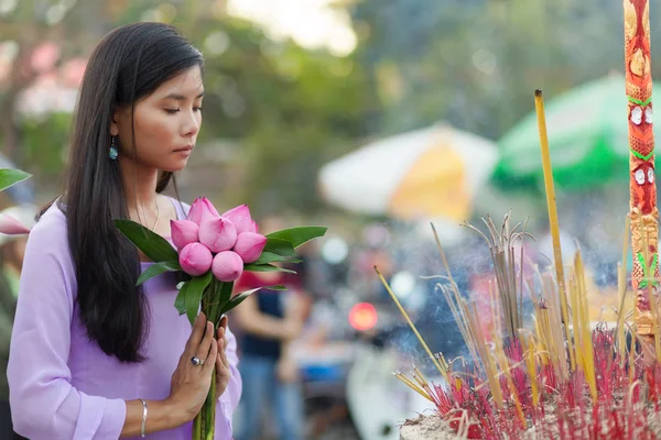 Mujer asiática rezando Buddha — Foto de Stock