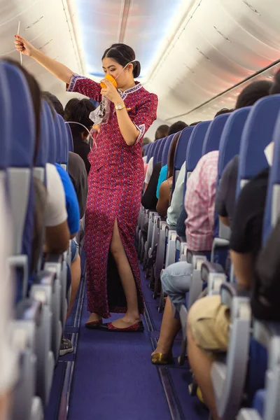 Хозяйка самолёта показала кислородную маску — стоковое фото