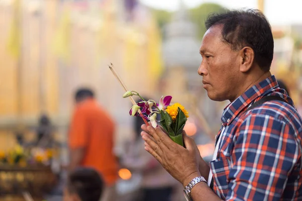 Uomo buddista che prega — Foto Stock