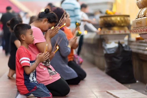 Буддисты молятся — стоковое фото