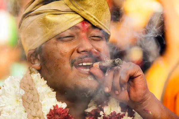 Hindu man smoking cigar — Stock Photo, Image