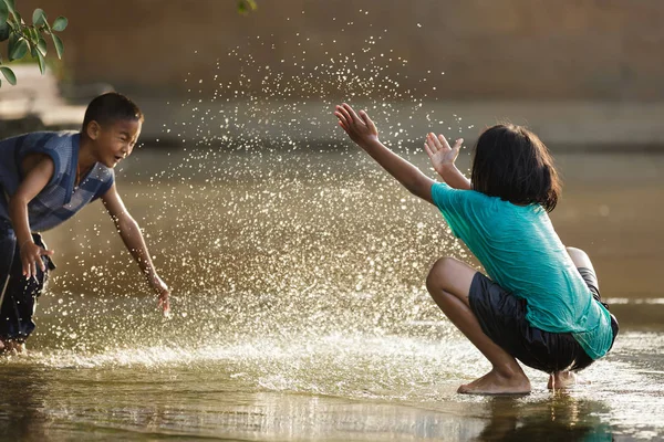 Kids playing with water — Stock Photo, Image