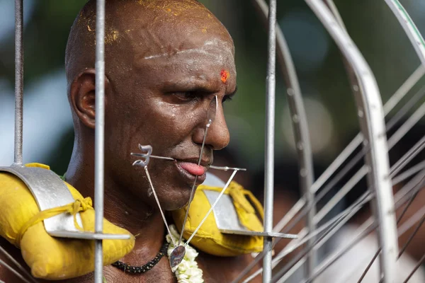 Hindu man smoking cigar — Stock Photo, Image