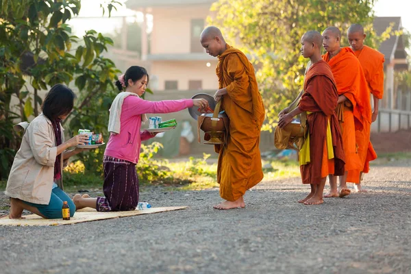 Buddhistiska munkar morgonen allmosor — Stockfoto