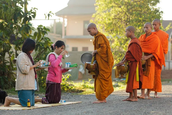 Buddhista szerzetesek reggel alamizsnát — Stock Fotó