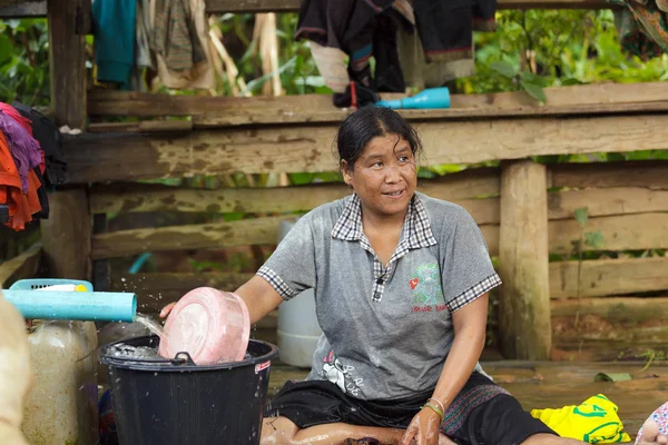 Ασιατική φυλή γυναίκα πλυντήριο ρούχων — Φωτογραφία Αρχείου