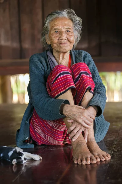 Yaşlı Karen kabile kadın Tayland — Stok fotoğraf