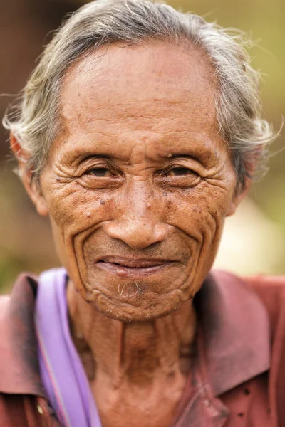 Портрет пожилого каренского племени — стоковое фото