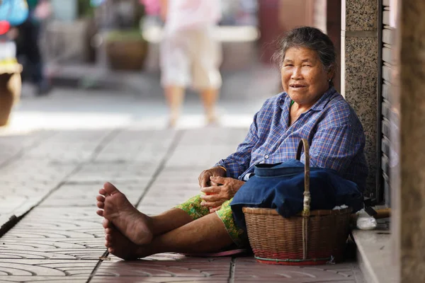 Mulher tailandesa implorando na rua Bangkok — Fotografia de Stock