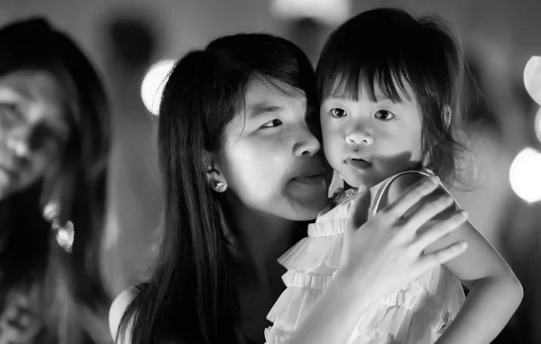 Thai mom and her daughter — Stock Photo, Image