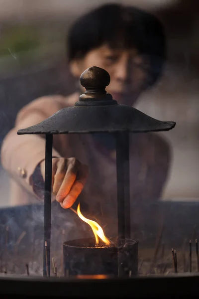 Japonês mulher acendendo incenso stick — Fotografia de Stock