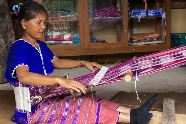 Karen woman weaving cotton — Stock Photo, Image