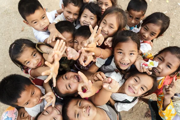 Grupo de crianças no Laos — Fotografia de Stock