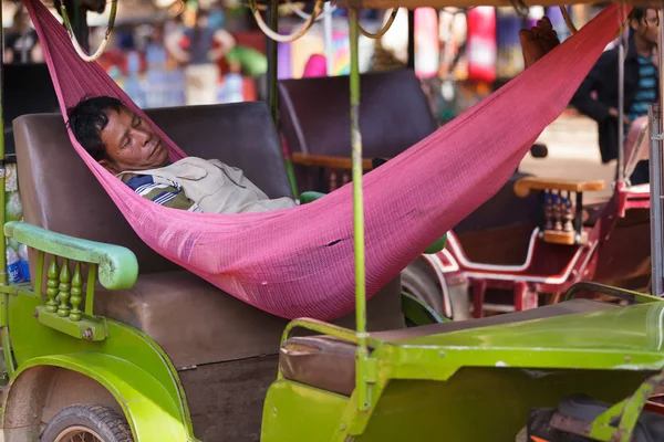 Tuk tuk motorista dormindo em uma rede — Fotografia de Stock