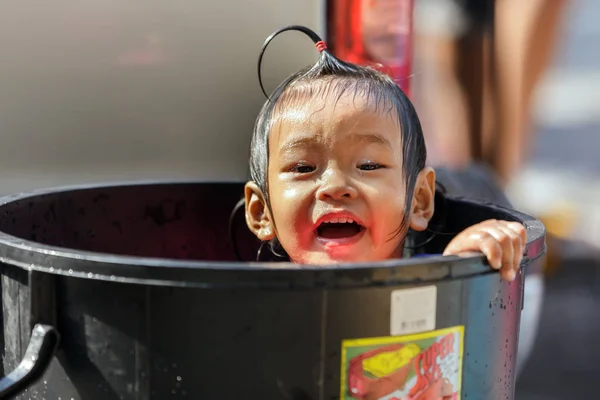 Thai kleine junge baden — Stockfoto