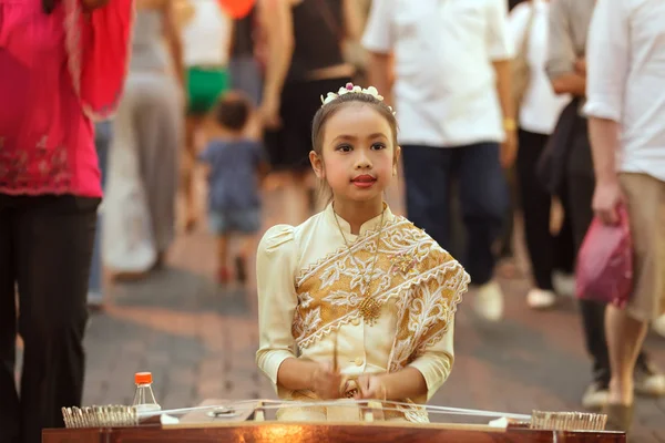 Little girl palying Khim musical instrument — Stock Photo, Image