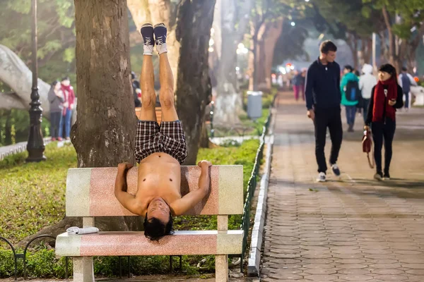 Yoga on a public bench — Stock Photo, Image