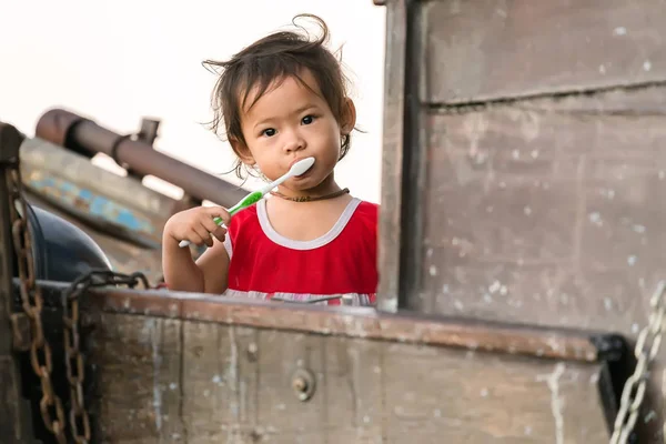Pouco asiático menina escovação dentes — Fotografia de Stock