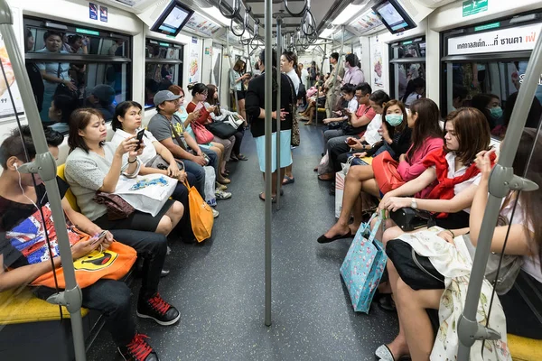 Passengers in Bangkok's skystrain — Stock Photo, Image