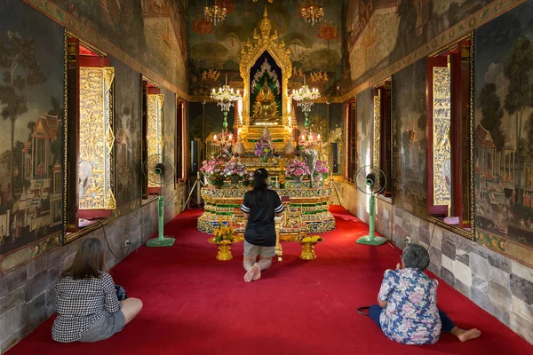 仏教寺院で祈る女性 — ストック写真